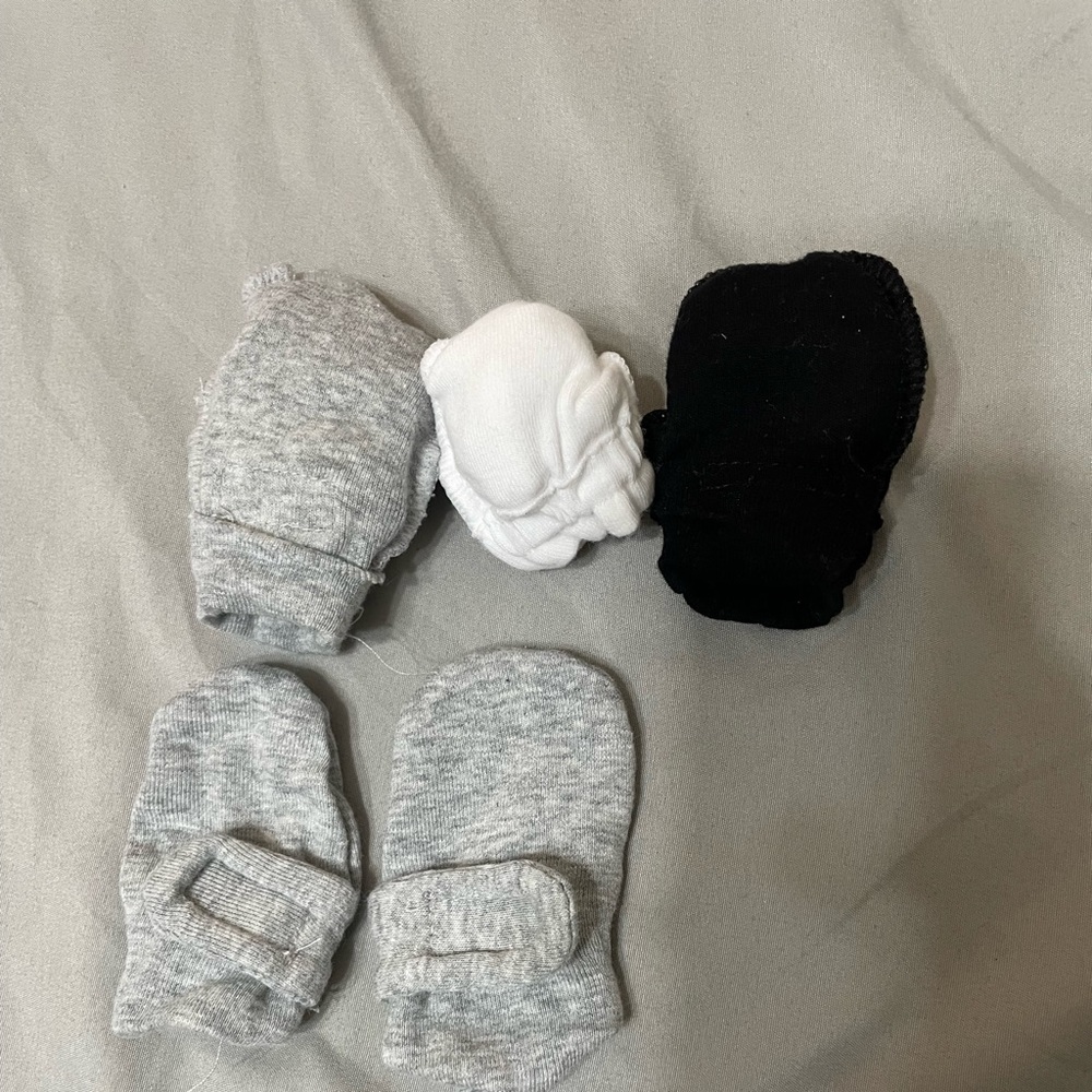 NB mittens with velcro straps